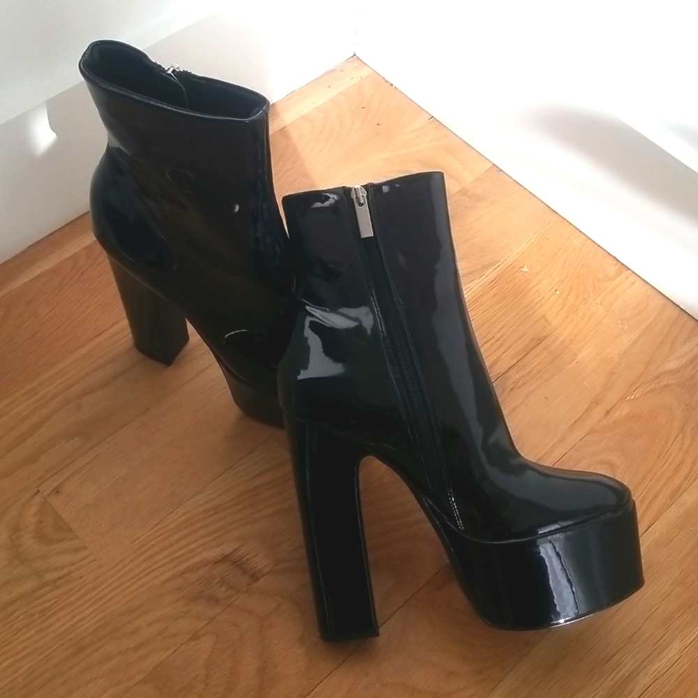 Steve Madden 'Passion' black platform boots ~ LIKE NEW